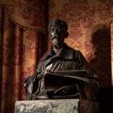 ... nella sala Massari del Comune (la scultura del sindaco Giuseppe Re David) 